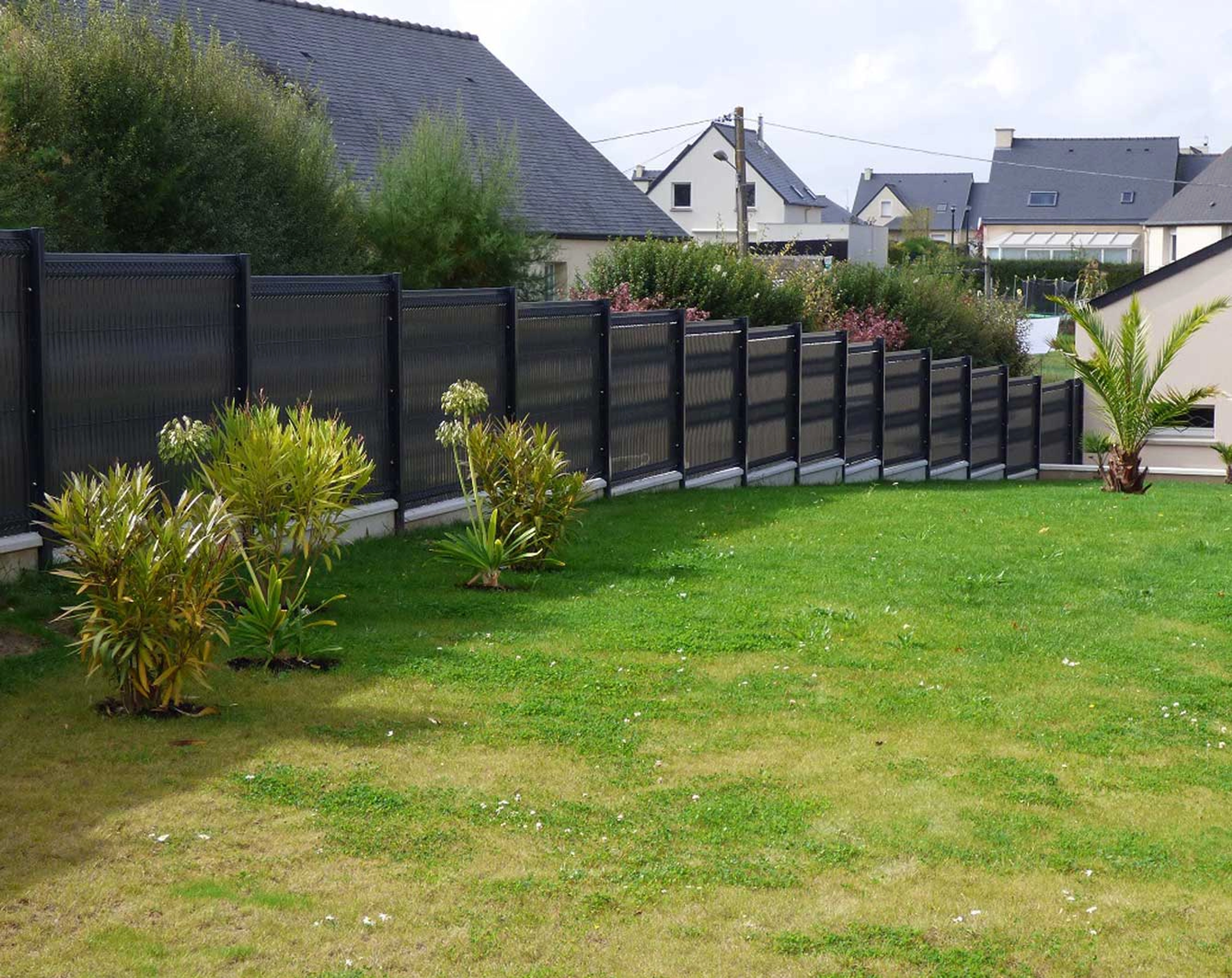 Tarif pose clôture rigide avec soubassement béton : ce qu’il faut savoir